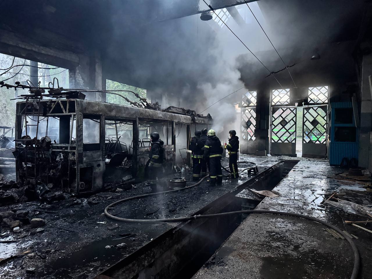 Росіяни атакували тролейбусне депо в Харкові: постраждали люди, дісталося й транспорту